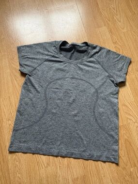 Lululemon Grey Athletic T-Shirt Size M– Lightweight & Breathable